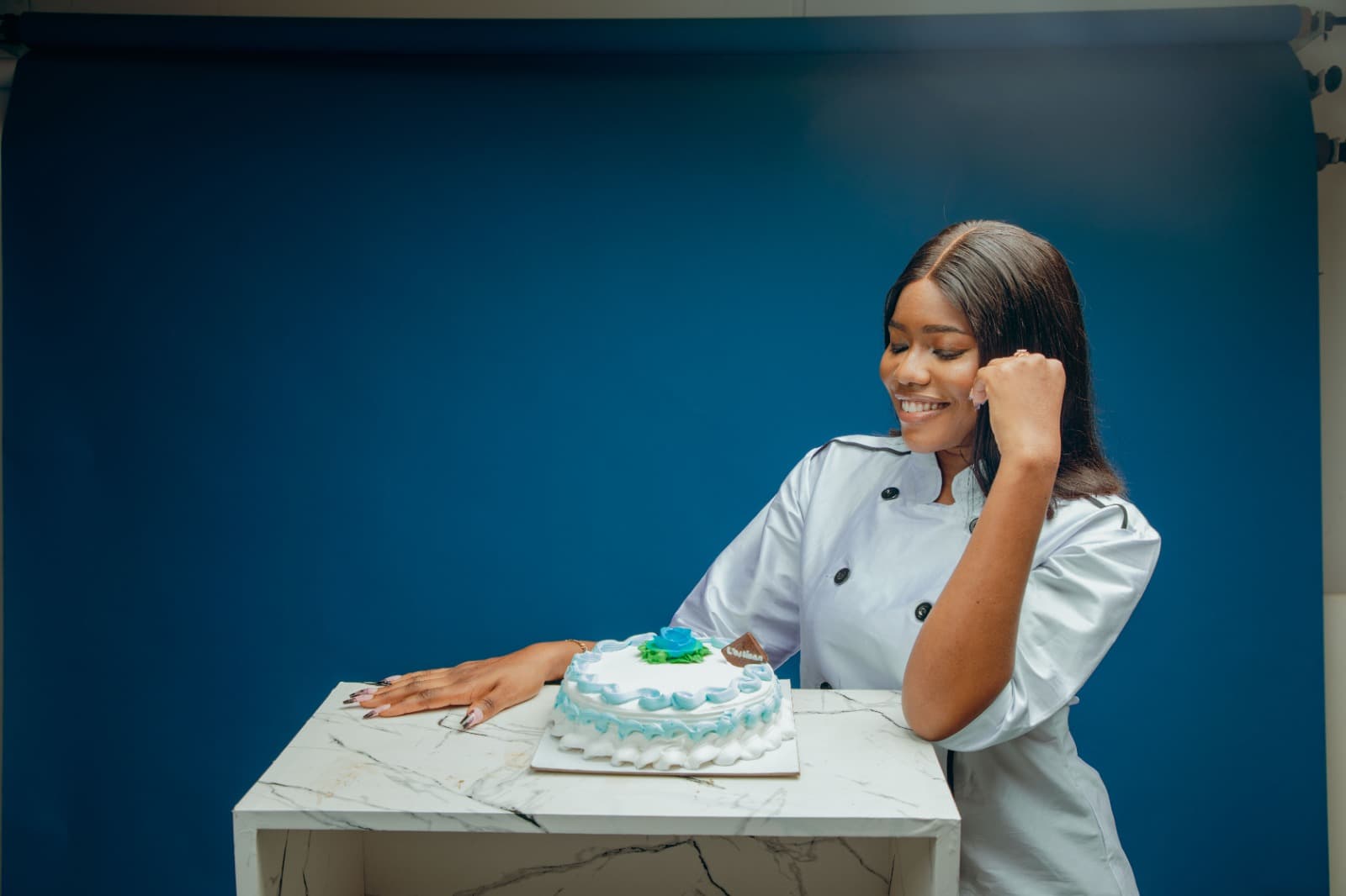Estee with a finished cake in the studio